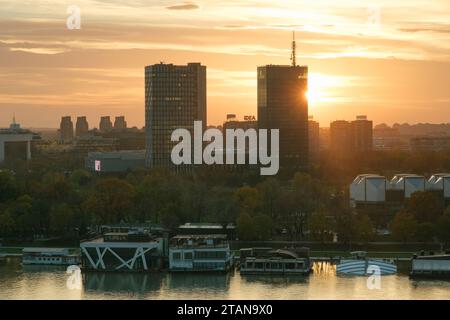 Blick auf Neubelgrad bei Sonnenuntergang vom Kalemegdan in Belgrad, Serbien Stockfoto
