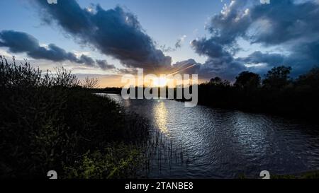 Abendlicht über dem Fluss Vidå in der Nähe der Stadt Tønder in Süddänemark Stockfoto