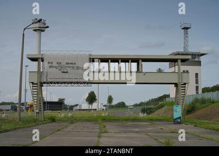 Beschauerbrücke, Kommandantenturm, Gedenkstätte Deutsche Teilung, Marienborn, Sachsen-Anhalt, Deutschland *** Zuschauerbrücke, Kommandantenturm, Deutsches Partitionsdenkmal, Marienborn, Sachsen-Anhalt, Deutschland Credit: Imago/Alamy Live News Stockfoto