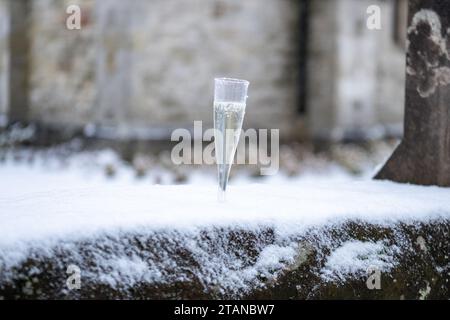 Killearn, Stirling, Schottland, Großbritannien. Dezember 2023. UK Wetter: Frozen Bubbles - ein Glas Fizz auf einer schneebedeckten Wand eine gefrorene Erinnerung an die Nacht zuvor im Stirling Dorf Killearn Credit: Kay Roxby/Alamy Live News Stockfoto