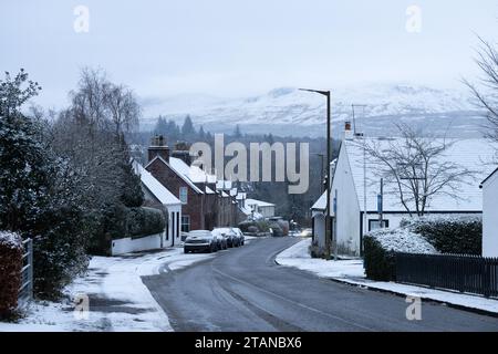 Killearn, Stirling, Schottland, Großbritannien. Dezember 2023. UK Wetter: Ein noch kalter Morgen und Schnee im Stirling Dorf Killearn Credit: Kay Roxby/Alamy Live News Stockfoto