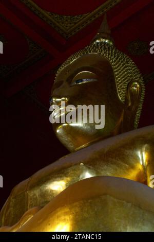 Goldener Buddha im Inneren von Vihara Phra Mongkhon Bophit in Ayuthaya, Thailand. Stockfoto