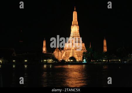 Wat Arun bei Nacht von der anderen Seite des Chao Phraya Flusses in Bangkok bei Nacht. Stockfoto