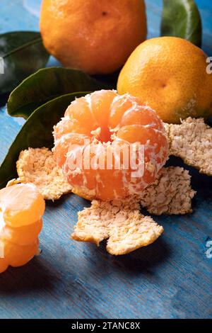 Frische saftige Mandarinen auf blauem Holztisch. Stockfoto