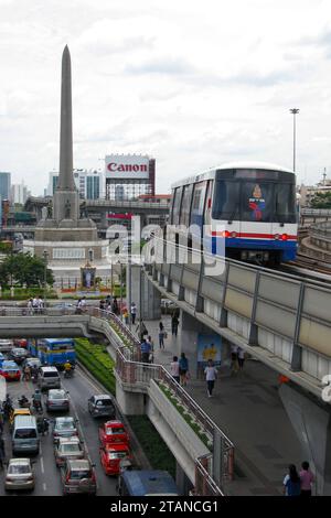 Bangkok, Thailand - 05. Juli 2006: Skytrain kommt zur BTS-Station Victory Monument in Bangkok, Thailand. Stockfoto