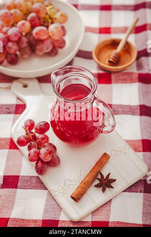 Hausgemachter Bio-Rotssig mit Zimt und Anis. Balsamico-Essig aus fermentierten frischen Trauben. Stockfoto