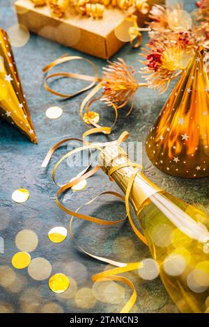 Frohe Neujahrsfeier, Flasche Champagner, helle Lichter und Geschenke Stockfoto