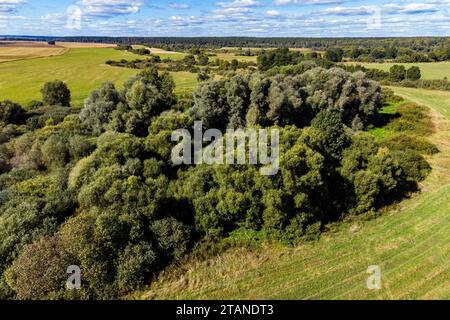 Eine malerische natürliche Landschaft aus geringer Höhe, ein Blick auf seltene Buchten umgeben von endlosen Feldern Stockfoto