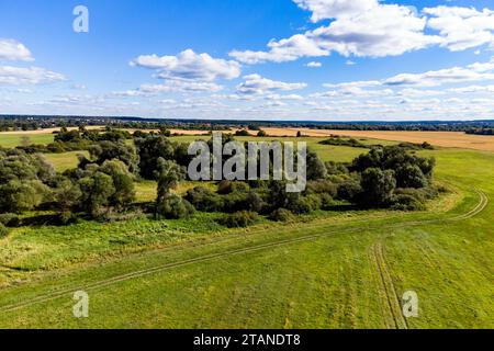 Eine malerische natürliche Landschaft aus geringer Höhe, ein Blick auf seltene Buchten umgeben von endlosen Feldern Stockfoto