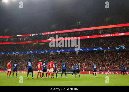 Lisboa, Portugal. November 2023. 2023.11.29 Gruppenphase der UEFA Champions League - Spieltag 5 Gruppe D SL Benfica - Inter Mailand v.l., Aktion vor dem Strafraum Credit: dpa/Alamy Live News Stockfoto