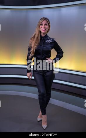 Berlin, Deutschland. Dezember 2023. Moderator Gülcan Kamps, Bild nach einer Podiumsdiskussion im Newsroom der Deutschen Presse-Agentur. Quelle: Monika Skolimowska/dpa/Alamy Live News Stockfoto