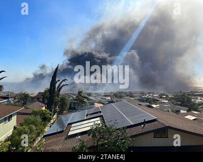 (231202) -- PEKING, 2. Dezember 2023 (Xinhua) -- dieses Foto, das am 8. August 2023 mit einem Mobiltelefon aufgenommen wurde, zeigt Rauchwolken von Waldbränden in der Nähe der Innenstadt von Lahaina, Maui, Hawaii, USA. Die Behörden gaben bekannt, dass die Brände 98 Menschenleben forderten, was sie zu einer der schlimmsten Naturkatastrophen in der Geschichte Hawaiis und zu den tödlichsten Waldbränden in den USA seit über einem Jahrhundert macht. Hitzewellen, sintflutartige Regenfälle, Überschwemmungen, Dürren und andere Naturkatastrophen ereigneten sich in den letzten Jahren weltweit nacheinander. Während wir von der mächtigen Kraft und Verletzlichkeit der Natur beeindruckt sind, fühlen wir das wirklich, wenn es darum geht Stockfoto