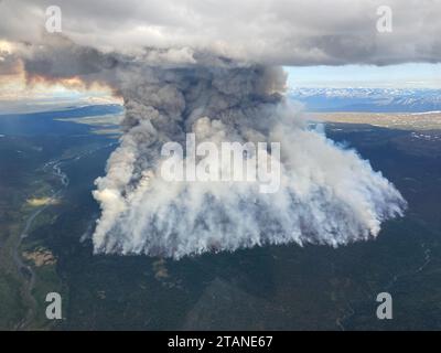 (231202) -- PEKING, 2. Dezember 2023 (Xinhua) -- dieses Luftfoto vom 24. Juni 2023 zeigt Waldbrände in der Nähe des Tomias Mountain, British Columbia, Kanada. Hitzewellen, sintflutartige Regenfälle, Überschwemmungen, Dürren und andere Naturkatastrophen ereigneten sich in den letzten Jahren weltweit nacheinander. Obwohl wir von der mächtigen Macht und der Verletzlichkeit der Natur beeindruckt sind, haben wir das Gefühl, dass Länder auf der ganzen Welt, wenn es um die Bekämpfung des Klimawandels geht, wie Passagiere an Bord desselben Schiffes sind. (BC Wildfire Service/Handout über Xinhua) Stockfoto