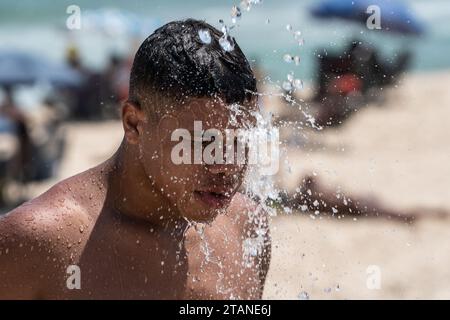 (231202) -- PEKING, 2. Dezember 2023 (Xinhua) -- Ein Mann duscht am Strand von Ipanema in Rio de Janeiro, Brasilien, 14. November 2023. Die größte Volkswirtschaft Lateinamerikas hat am 13. November einen neuen Alarm wegen der Temperaturen ausgelöst, die mindestens 5 Grad Celsius über dem historischen Durchschnitt für diese Jahreszeit liegen. mit einem thermischen Gefühl von 58 Grad Celsius registriert in Teilen von Rio de Janeiro im Südosten Brasiliens. Hitzewellen, sintflutartige Regenfälle, Überschwemmungen, Dürren und andere Naturkatastrophen ereigneten sich in den letzten Jahren weltweit nacheinander. Während er von der mächtigen Powe beeindruckt war Stockfoto