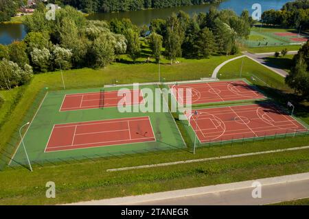 Blick von der Höhe der leeren Tennisplätze tagsüber im Sommer. Stockfoto