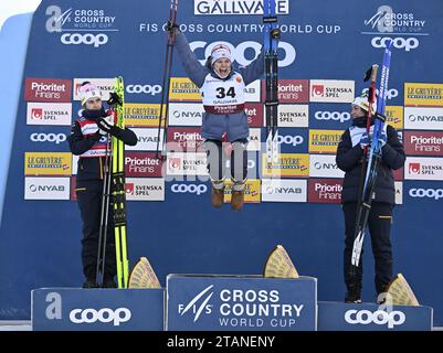 l-r Ebba Andersson aus Schweden belegte den zweiten Platz, Jessie Diggins aus den USA gewann und Moa Ilar aus Schweden belegte den dritten Platz in den 10 km langen Laufstrecken der Frauen bei den FIS Cross-Country-Weltmeisterschaften in Gallivare, Schweden, 2. Dezember 2023. Foto: Ulf Palm/TT/kod 9110 Credit: TT News Agency/Alamy Live News Stockfoto