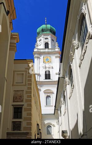 Blick auf die barocke Str. stephansdom aus einer Seitenstraße an einem sonnigen Sommertag in passau, bayern, deutschland Stockfoto