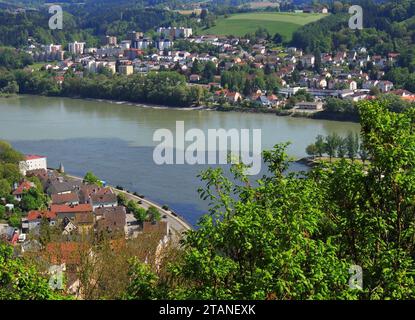 Panoramablick auf den Zusammenfluss von donau, inn und ilz vom Aussichtsturm veste oberhaus in Passau, bayern Stockfoto