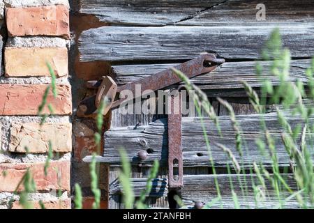 Alte Holztür mit Metallschloss und Schlüssel drauf Stockfoto