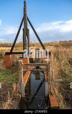 Alte, stillgelegte und verlassene Entwässerungspumpe am Flussufer Stockfoto