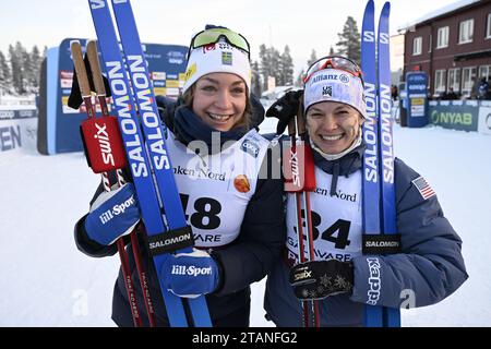 MOA Ilar aus Schweden und Jessie Diggins, USA, nach den 10 km langen Frauen bei den FIS Cross-Country-Weltmeisterschaften in Gallivare, Schweden, 02. Dezember 2023. Foto: Ulf Palm/TT/kod 9110 Credit: TT News Agency/Alamy Live News Stockfoto