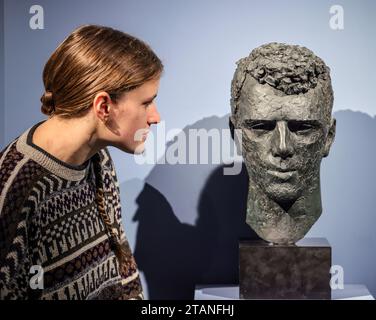 Dorset, England, Großbritannien. Dezember 2023. Lin Jammet. Dreißig Jahre nach ihrem Tod, die erste Ausstellung, die Elisabeth Frinks Zeit in Dorset gewidmet ist, zeigt über 80 Skulpturen, Zeichnungen und Drucke im Dorset Museum. einschließlich der Arbeitspflaster, die die finalen Bronzeskulpturen informierten, die nie öffentlich ausgestellt wurden vom 2. Dezember 2023 bis 21. April 2024.Paul Quezada-Neiman/Alamy Live News Credit: Paul Quezada-Neiman/Alamy Live News Stockfoto