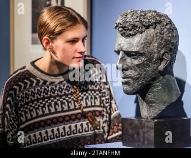 Dorset, England, Großbritannien. Dezember 2023. Lin Jammet. Dreißig Jahre nach ihrem Tod, die erste Ausstellung, die Elisabeth Frinks Zeit in Dorset gewidmet ist, zeigt über 80 Skulpturen, Zeichnungen und Drucke im Dorset Museum. einschließlich der Arbeitspflaster, die die finalen Bronzeskulpturen informierten, die nie öffentlich ausgestellt wurden vom 2. Dezember 2023 bis 21. April 2024.Paul Quezada-Neiman/Alamy Live News Credit: Paul Quezada-Neiman/Alamy Live News Stockfoto