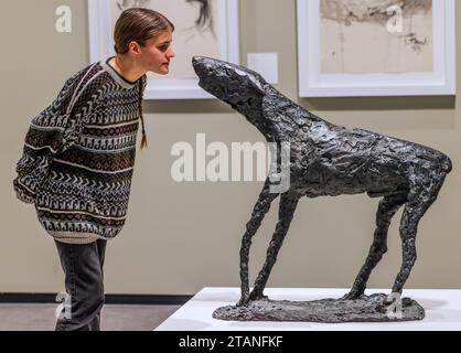 Dorset, England, Großbritannien. Dezember 2023. Hund dreißig Jahre nach ihrem Tod, die erste Ausstellung, die Elisabeth Frinks Zeit in Dorset gewidmet ist und über 80 Skulpturen, Zeichnungen und Drucke im Dorset Museum zeigt, einschließlich der Arbeitspflaster, die die finalen Bronzeskulpturen informierten, die nie öffentlich ausgestellt wurden vom 2. Dezember 2023 bis 21. April 2024.Paul Quezada-Neiman/Alamy Live News Credit: Paul Quezada-Neiman/Alamy Live News Stockfoto