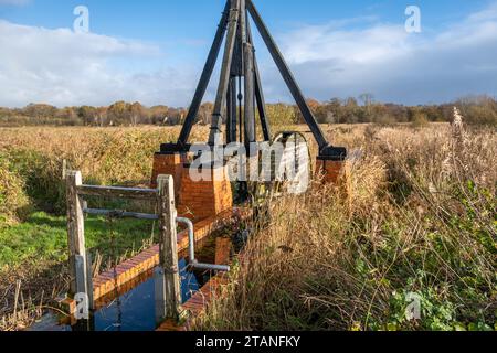 Alte, stillgelegte und verlassene Entwässerungspumpe am Flussufer Stockfoto