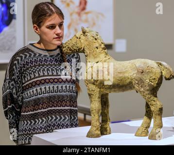 Dorset, England, Großbritannien. Dezember 2023. First Horse .Thirty Years After their Death, die erste Ausstellung, die Elisabeth Frinks Zeit in Dorset gewidmet ist und über 80 Skulpturen, Zeichnungen und Drucke im Dorset Museum zeigt. einschließlich der Arbeitspflaster, die die finalen Bronzeskulpturen informierten, die nie öffentlich ausgestellt wurden vom 2. Dezember 2023 bis 21. April 2024.Paul Quezada-Neiman/Alamy Live News Credit: Paul Quezada-Neiman/Alamy Live News Stockfoto