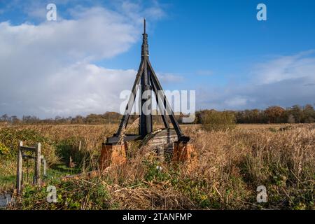 Alte, stillgelegte und verlassene Entwässerungspumpe am Flussufer Stockfoto