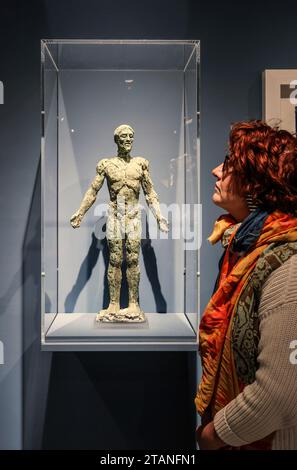 Dorset, England, Großbritannien. Dezember 2023. Auferstandener Christus, das letzte Werk der Künstlerin vor ihrem Tod. Dreißig Jahre nach ihrem Tod, die erste Ausstellung, die Elisabeth Frinks Zeit in Dorset gewidmet ist, zeigt über 80 Skulpturen, Zeichnungen und Drucke im Dorset Museum. einschließlich der Arbeitspflaster, die die finalen Bronzeskulpturen informierten, die nie öffentlich ausgestellt wurden vom 2. Dezember 2023 bis 21. April 2024.Paul Quezada-Neiman/Alamy Live News Credit: Paul Quezada-Neiman/Alamy Live News Stockfoto