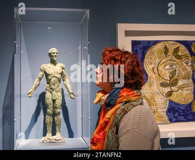 Dorset, England, Großbritannien. Dezember 2023. Risen Christ, das letzte Werk der Künstlerin vor ihrem Tod (L) Grüner Mann (Blau) (R) dreißig Jahre nach ihrem Tod, die erste Ausstellung, die Elisabeth Frinks Zeit in Dorset gewidmet ist und über 80 Skulpturen, Zeichnungen und Drucke im Dorset Museum zeigt, einschließlich der Arbeitspflaster, die die finalen Bronzeskulpturen informierten, die nie öffentlich ausgestellt wurden vom 2. Dezember 2023 bis 21. April 2024.Paul Quezada-Neiman/Alamy Live News Credit: Paul Quezada-Neiman/Alamy Live News Stockfoto
