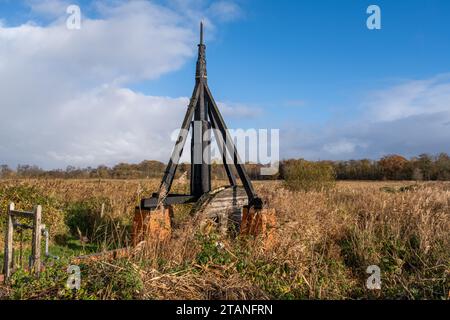 Alte, stillgelegte und verlassene Entwässerungspumpe am Flussufer Stockfoto