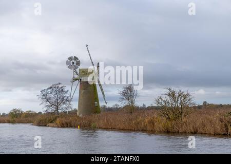 Verlassene Entwässerungsmühle im Schilf am Ufer des Flusses Ant, Norfolk Broads. An einem kalten Wintermorgen gefangen Stockfoto