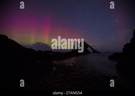 aurora bei der Bowfiddle Rock Portknockie Muray scotland. Stockfoto