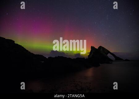 aurora bei der Bowfiddle Rock Portknockie Muray scotland. Stockfoto