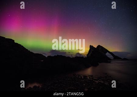 aurora bei der Bowfiddle Rock Portknockie Muray scotland. Stockfoto