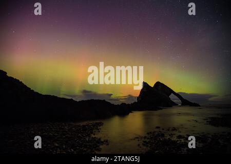 aurora bei der Bowfiddle Rock Portknockie Muray scotland. Stockfoto