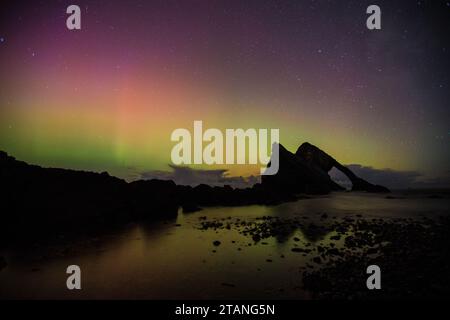 aurora bei der Bowfiddle Rock Portknockie Muray scotland. Stockfoto