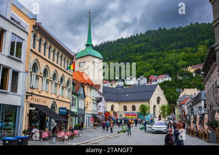 Bergen, Norwegen, 23. Juni 2023: Die Kathedrale von Bergen, die hier an einem bewölkten Tag gezeigt wird, ist Bischofssitz der Diözese Bjørgvin und des Churc Stockfoto