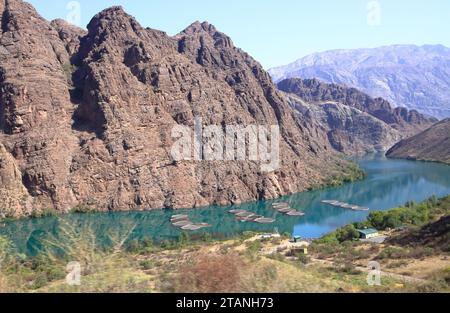 Die wunderschöne Berglandschaft am sonnigen Tag. Türkisfarbenes Wasser des Flusses Naryn in den Bergen unweit von Toktogul, Kirgisistan, zentralasien Stockfoto