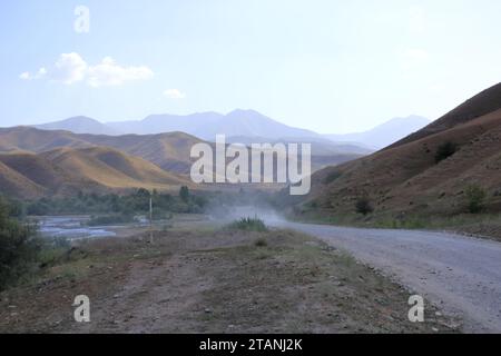 Die Landschaft am Fluss Kaldaman Pass zwischen Arslanbob und Kasarman in Kirgisistan, Zentralasien Stockfoto