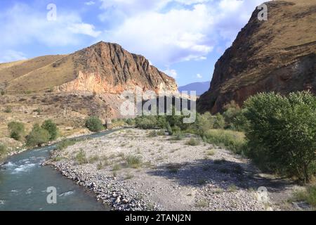 Die Landschaft am Fluss Kaldaman Pass zwischen Arslanbob und Kasarman in Kirgisistan, Zentralasien Stockfoto