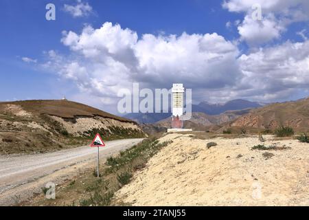 Blick vom Kara Koo Ashuu Pass in Kirgisistan in der Nähe von Kasarman Stockfoto