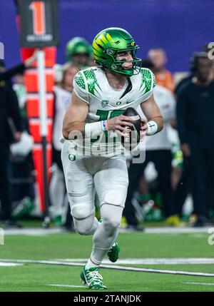 Allegiant Stadium. Dezember 2023. NV U.S.A. Oregon Quarterback Bo Nix (10) sucht während des NCAA Pac 12 Football Conference Championship-Spiels zwischen Oregon Ducks und den Washington Huskies nach dem tiefen Pass. Washington besiegte Oregon 34-31 im Allegiant Stadium. Thurman James/CSM/Alamy Live News Stockfoto