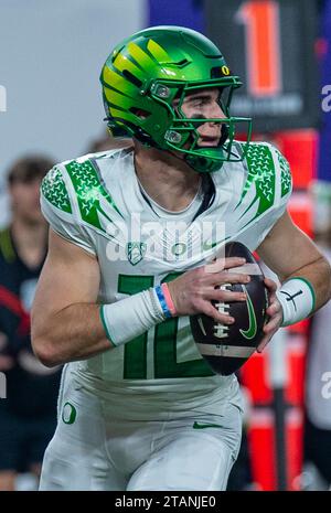 Allegiant Stadium. Dezember 2023. NV U.S.A. Oregon Quarterback Bo Nix (10) sucht während des NCAA Pac 12 Football Conference Championship-Spiels zwischen Oregon Ducks und den Washington Huskies nach dem tiefen Pass. Washington besiegte Oregon 34-31 im Allegiant Stadium. Thurman James/CSM/Alamy Live News Stockfoto