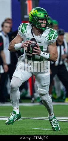 Allegiant Stadium. Dezember 2023. NV U.S.A. Oregon Quarterback Bo Nix (10) sucht während des NCAA Pac 12 Football Conference Championship-Spiels zwischen Oregon Ducks und den Washington Huskies nach dem tiefen Pass. Washington besiegte Oregon 34-31 im Allegiant Stadium. Thurman James/CSM/Alamy Live News Stockfoto