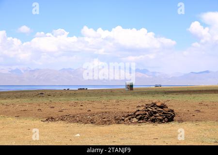 Ein großer Dunghaufen als Heizbrennstoff auf einer Pferdefarm in Kirgisistan in Zentralasien Stockfoto