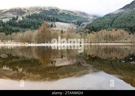 Winterliche Szenen über dem Loch Lubnaig von Trossach, während Schottland Temperaturen unter Null erlebt. Kredit: Euan Cherry Kredit: Euan Cherry/Alamy Live News Stockfoto